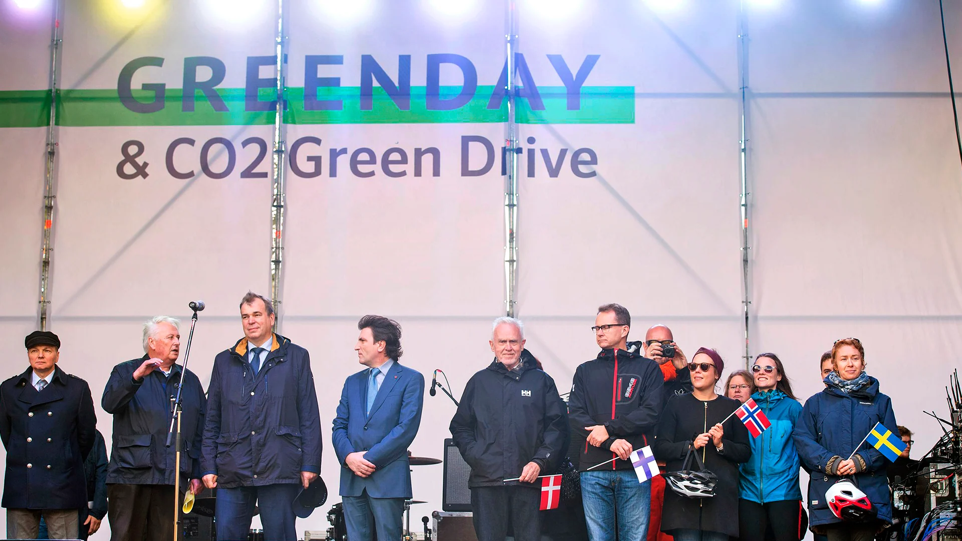 Участники международного фестиваля GreenDay на сцене