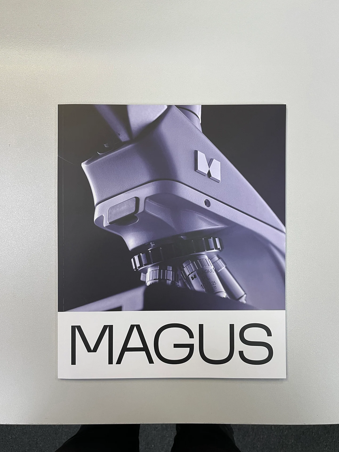 Закрытая брошюра MAGUS на светлом столе