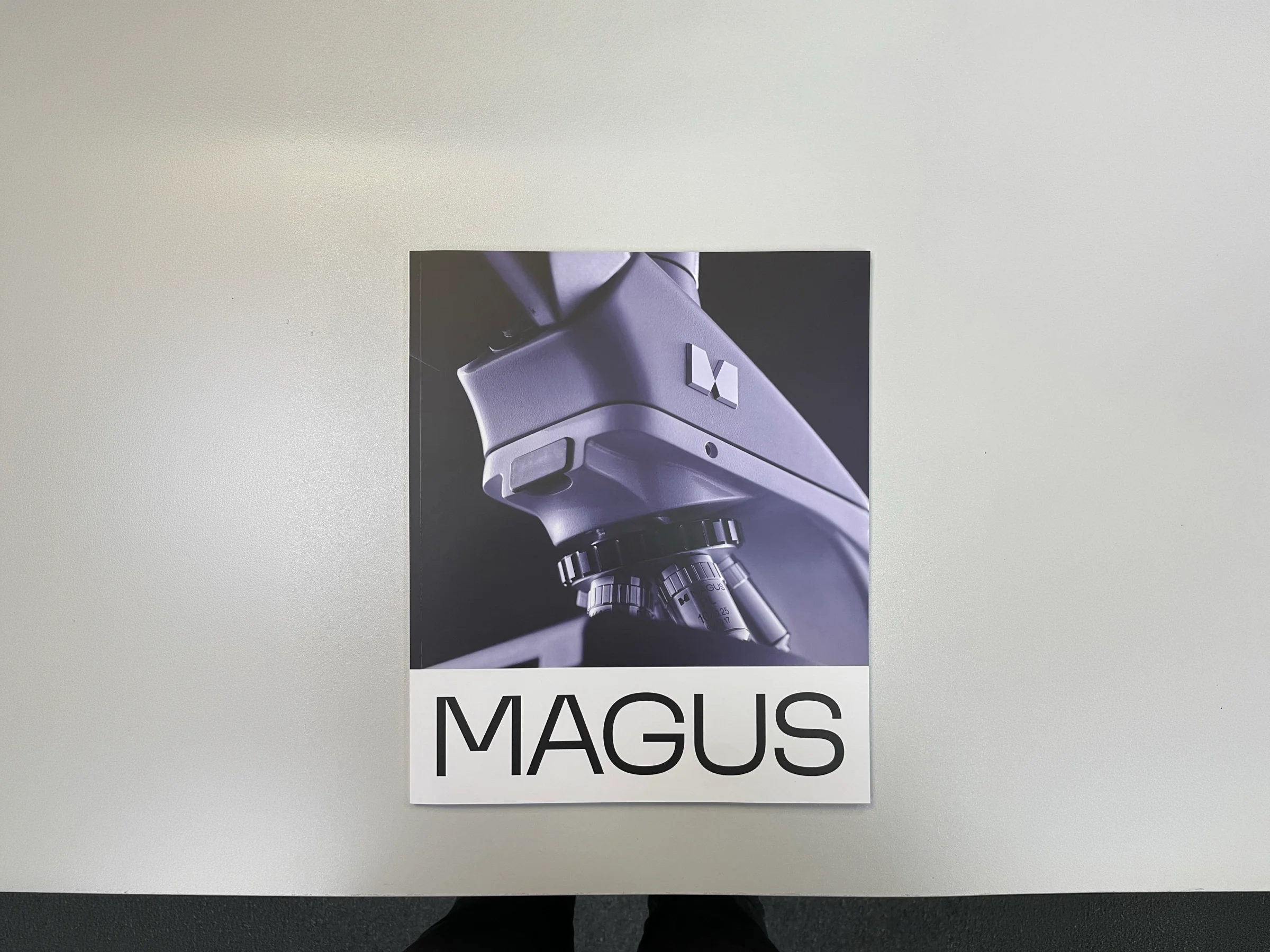 Брошюра MAGUS на светлом столе