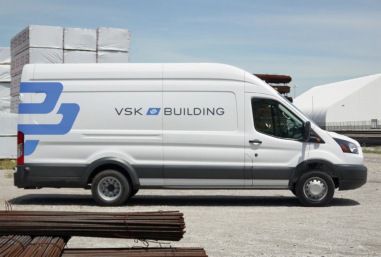 Фирменная графика VSK Building на строительном фургоне